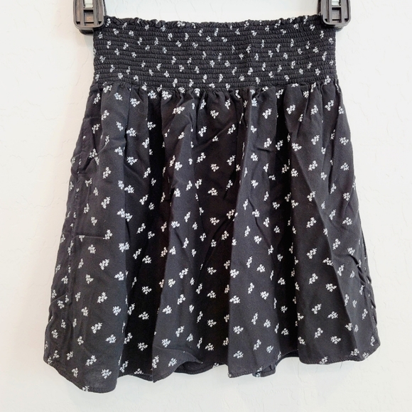 Mossimo Supply Co. Dresses & Skirts - Mossimo Ebony Leaf Print Skater Skirt Size Small